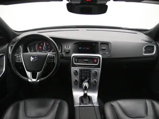 VOLVO V60 Cross Country Momentum