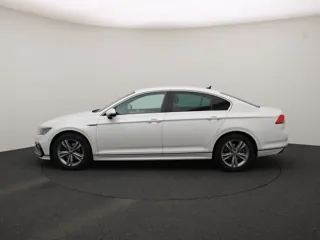 VOLKSWAGEN PASSAT B8 R-Line Business +