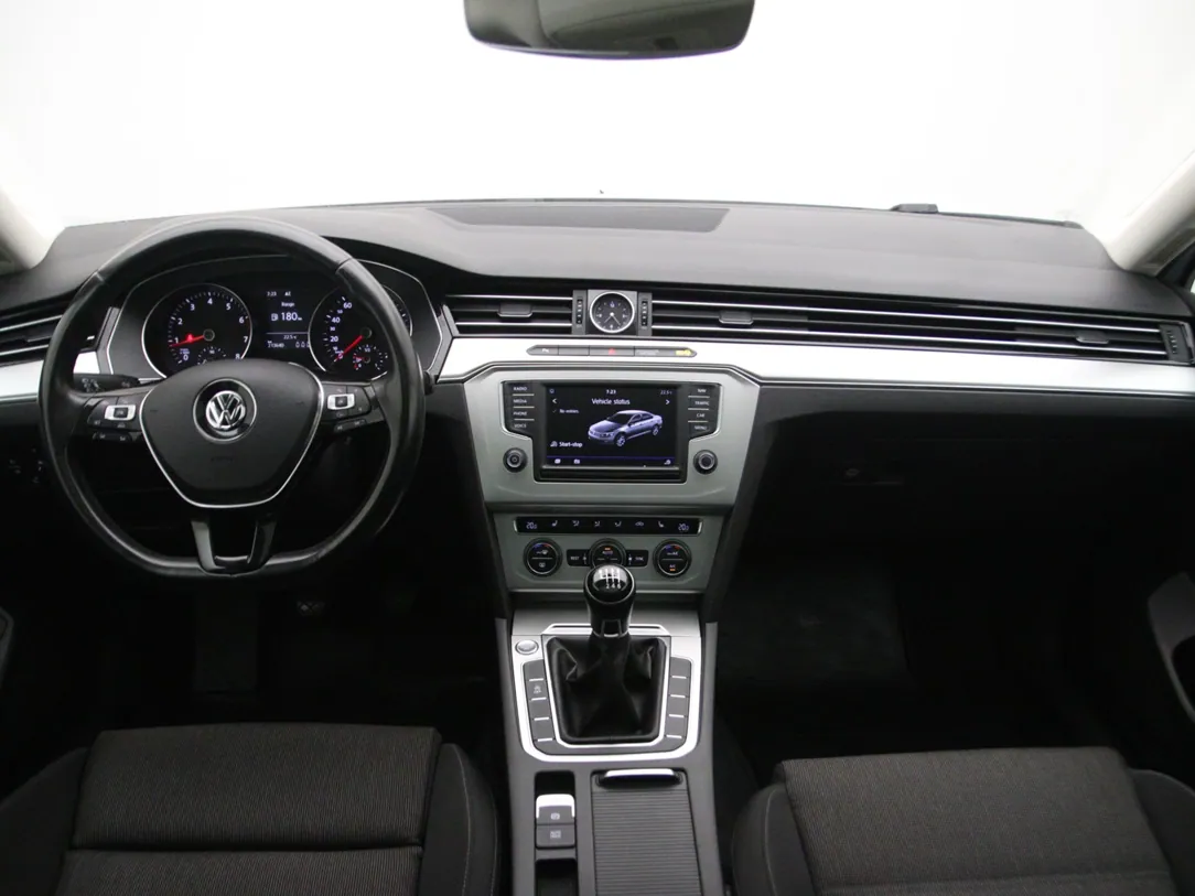 VOLKSWAGEN PASSAT B8 Connected Series