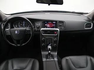 VOLVO V60 Cross Country Momentum