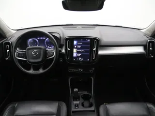 VOLVO XC40 Momentum Pro