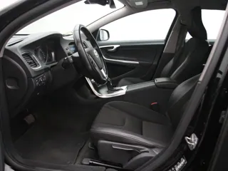 VOLVO V60 Momentum