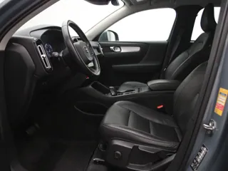 VOLVO XC40 Momentum Pro