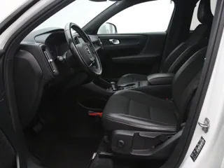 VOLVO XC40 Momentum