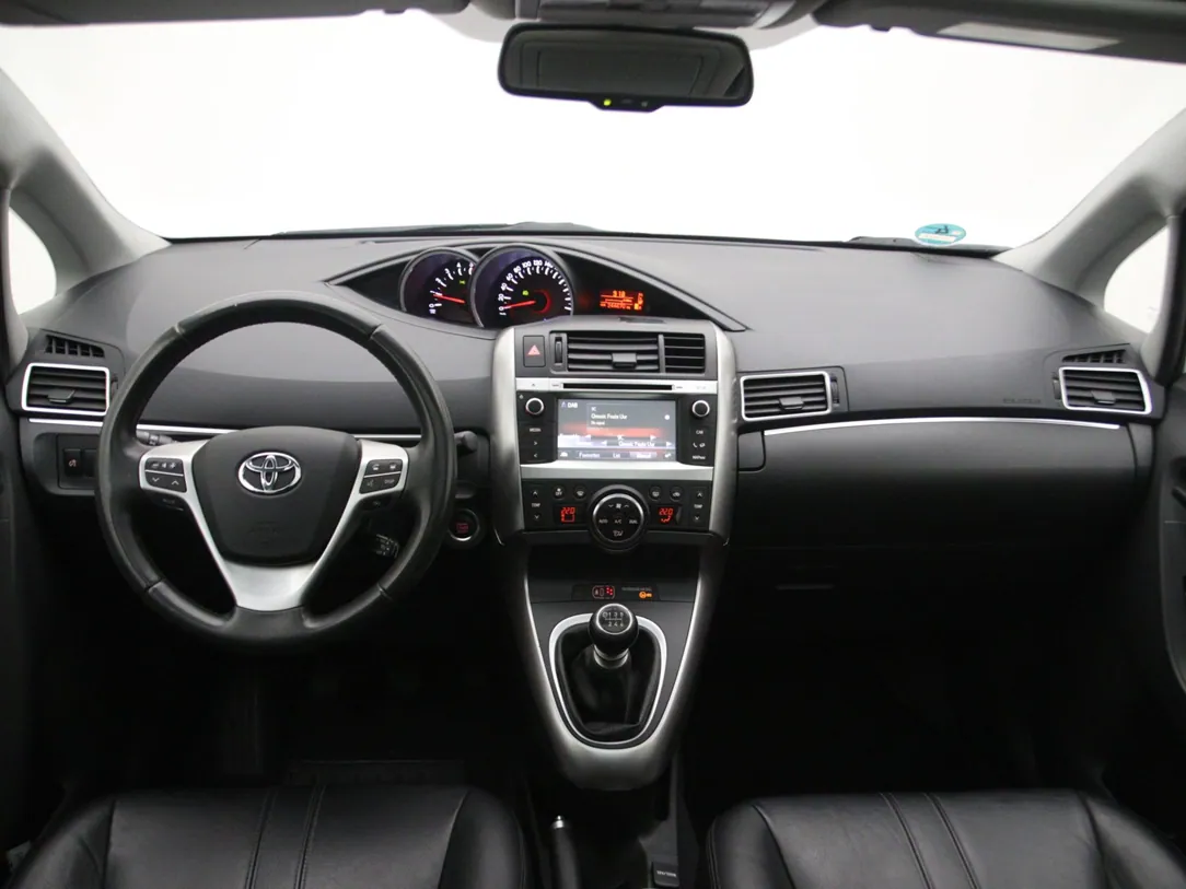 TOYOTA VERSO Dynamic Business