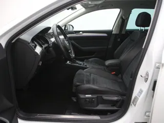 VOLKSWAGEN PASSAT B8 Connected Series Plus