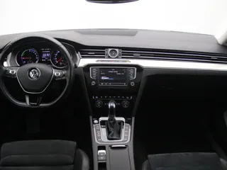 VOLKSWAGEN PASSAT B8 Connected Series Plus