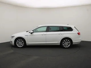 VOLKSWAGEN PASSAT B8 Connected Series Plus