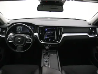 VOLVO V60 Momentum