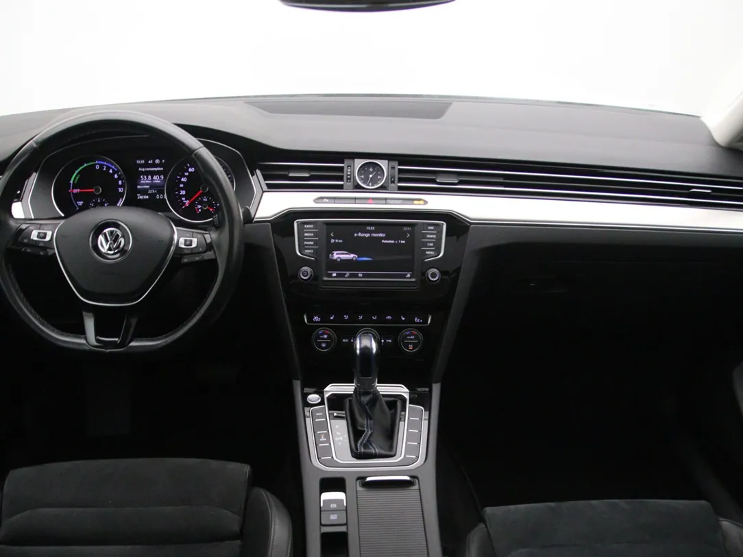 VOLKSWAGEN PASSAT B8 Connected Series Plus