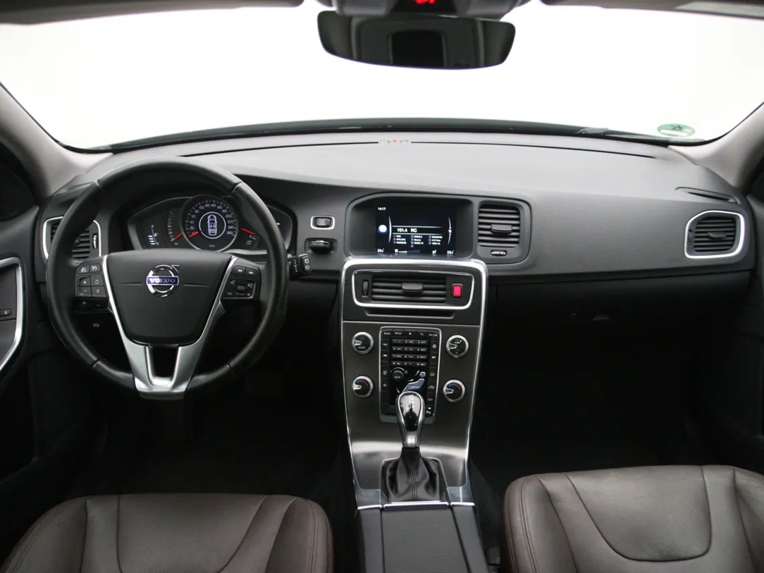 VOLVO V60 Momentum Business