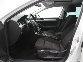 VOLKSWAGEN PASSAT B8 Connected Series
