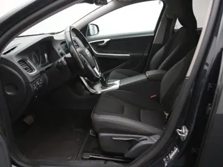 VOLVO V60 Momentum