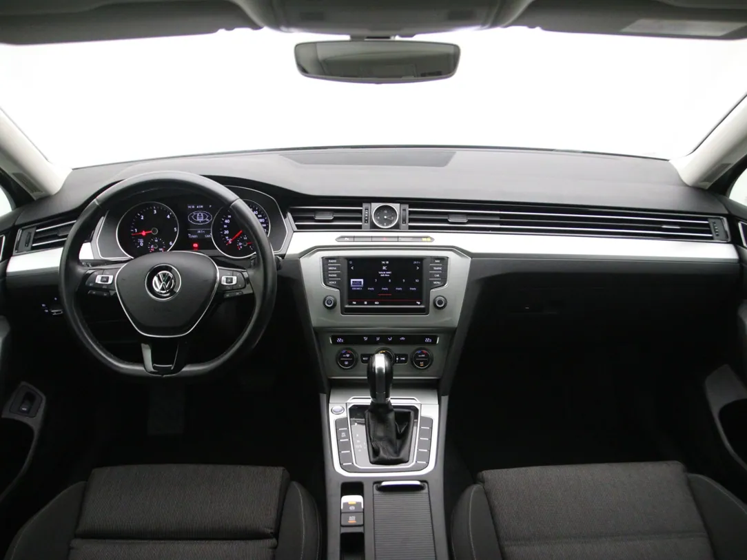 VOLKSWAGEN PASSAT B8 Connected Series