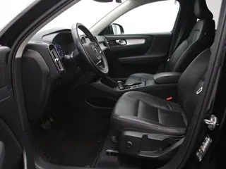 VOLVO XC40 Momentum Pro