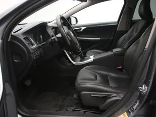 VOLVO V60 Cross Country Momentum